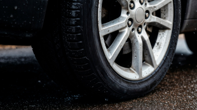Фото: https://ru.freepik.com/free-ai-image/close-up-wet-car-tire-rainy-road_417608613.htm#