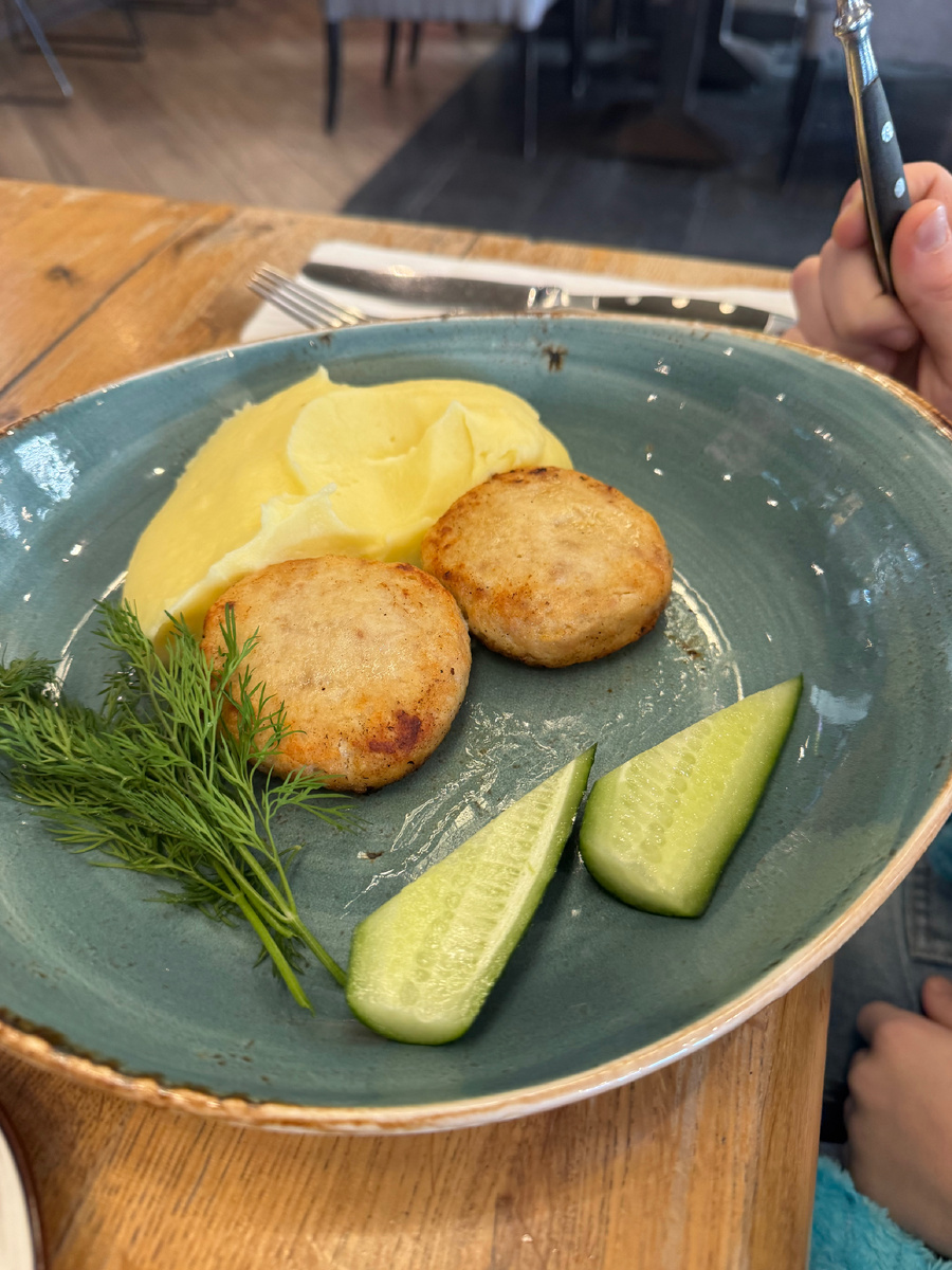 Котлетка и пюре из детского меню 