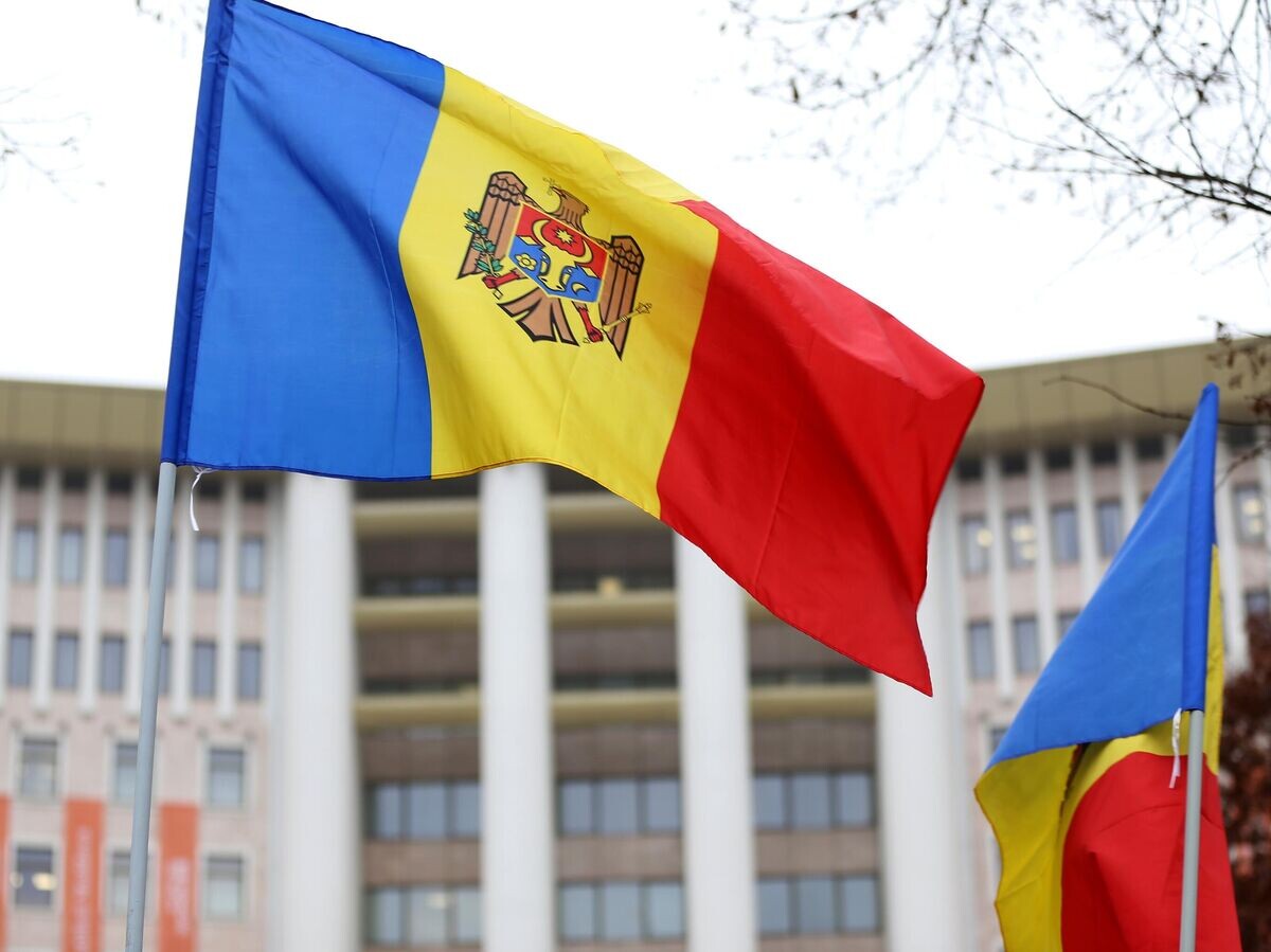    Флаги Молдавии у здания парламента в Кишиневе | © Sputnik / Михай Карауш
