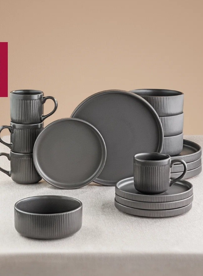 Целенаправленно подбирала, чтоб и кружки входили в комплект и все было в едином стиле.