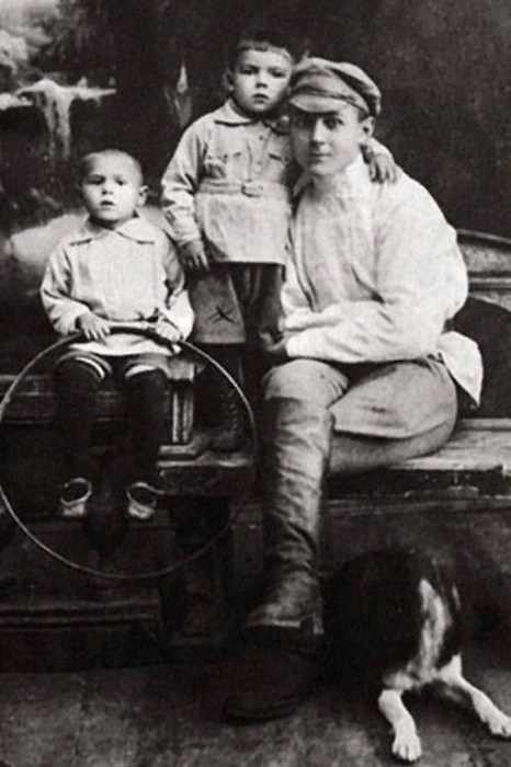 Михаил Глузский с сестрой и отцом