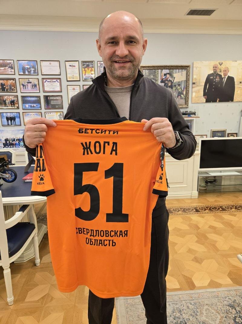    Telegram-канал Артема Жога. Полпред президента в УрФО Артем Жога с формой ФК «Урал»