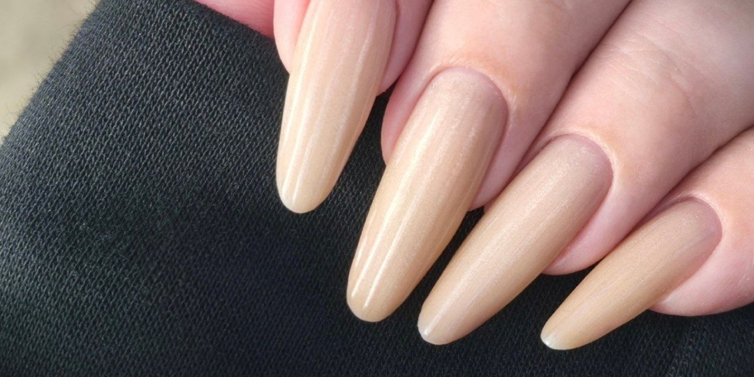 Скромно, но дорого: мягкие оттенки делают руки ухоженными без усилий — топ-нюды для маникюра 2026