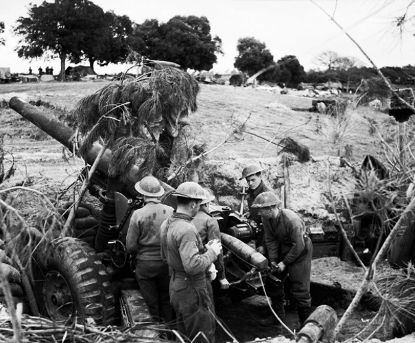 замаскированное 5,5-дюймовое орудие роты "D" 111-й батареи в бою под Анцио, Италия, март 1944 года.