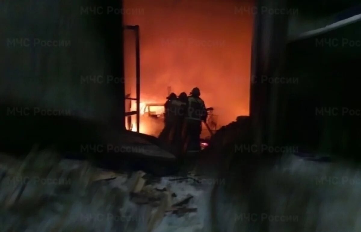    Взрывались баллоны.