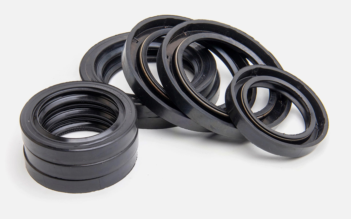 malshkoff / Shutterstock / FOTODOM📷Сальник — это уплотнительный элемент для вращающегося вала или поступательно двигающегося поршня