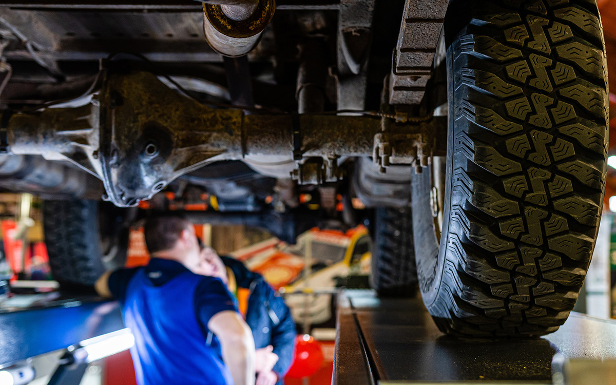 ako photography / Shutterstock / FOTODOM📷Менять сальники коленвала удобнее на подъемнике, яме или эстакаде