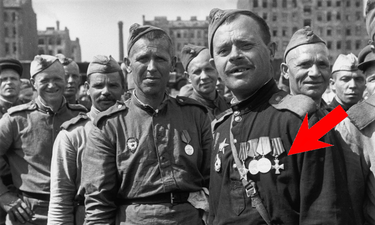 Участник двух войн с орденом Славы, медалями "За отвагу" и Георгиевским крестом