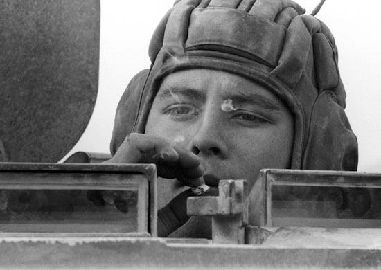 Танкист курит табак (фото из интернета)
