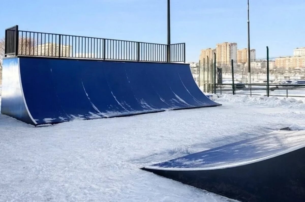    В закрытом на ремонт скейт-парке в Перми посреди зимы установили трамплины