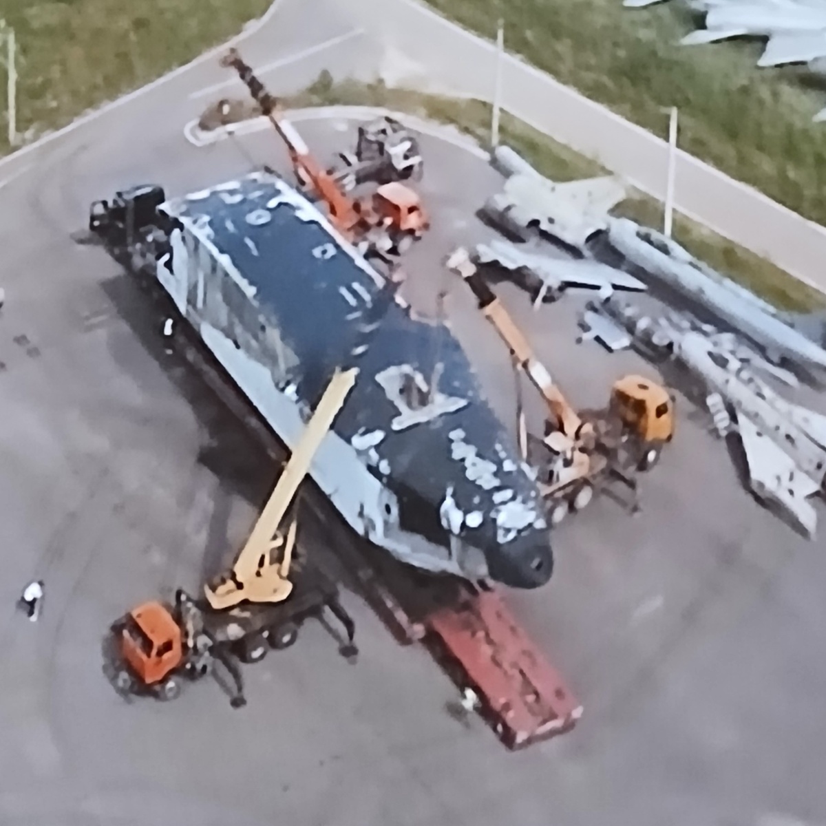 Погрузка частично разобранного корабля на платформу. Кадры из фильма "Буран. Дорога домой"