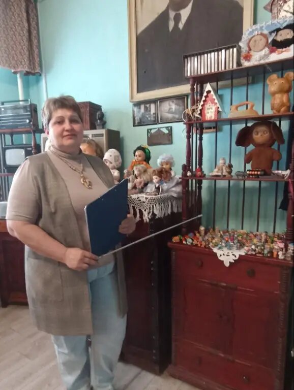 Ольга на уроке в школьном музее