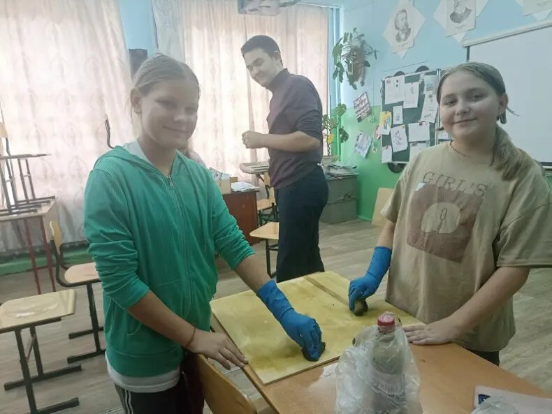 Дети Лебяженской СОШ реставрируют старинные артефакты