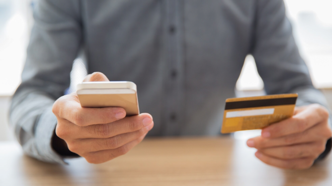 Фото: https://ru.freepik.com/free-photo/businessman-typing-card-data-mobile-phone_1027042.htm#