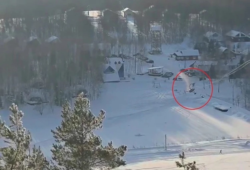    Момент, когда вертолет зацепился за стальной канат. Фото: скрин с видео, предоставленного «КП-Пермь» автором ролика.