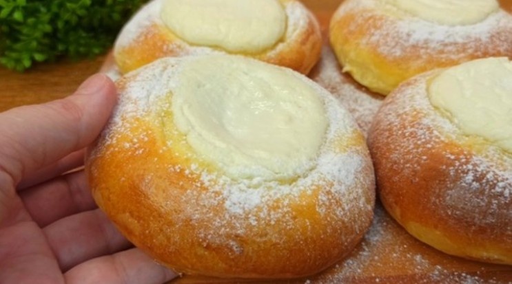 Я готовлю их вкуснее, чем в дорогой кондитерской. Эти ватрушки с творогом, нравятся всем кто их пробует. Просто тают во рту.