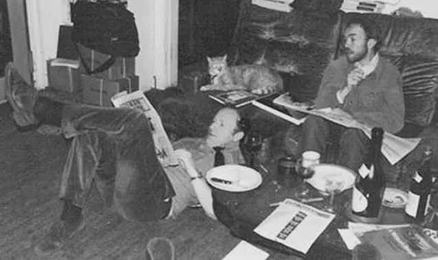 Домашний уют в полном хаусе был даже за границей, потому что кот может украсить любую комнату