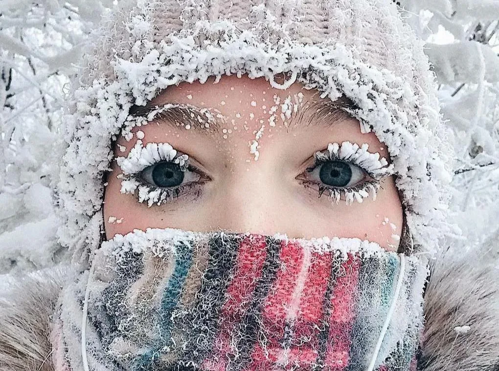 Вот так, как эта девушка на фото, делать ни в коем случае нельзя — шарф быстро обледенеет, а из-за плотного прилегания к лицу он будет охлаждать, а не согревать.