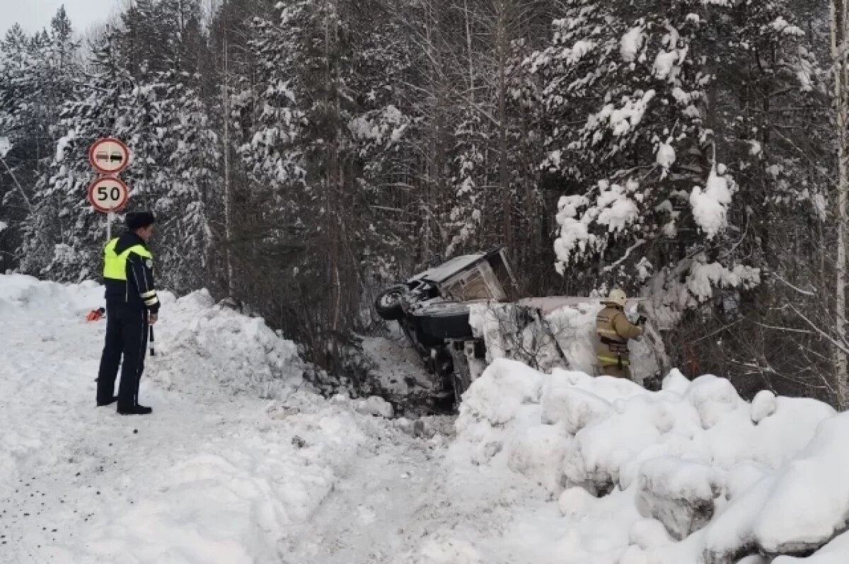    Грузовик, перевозивший дизельное топливо, опрокинулся на уральской трассе