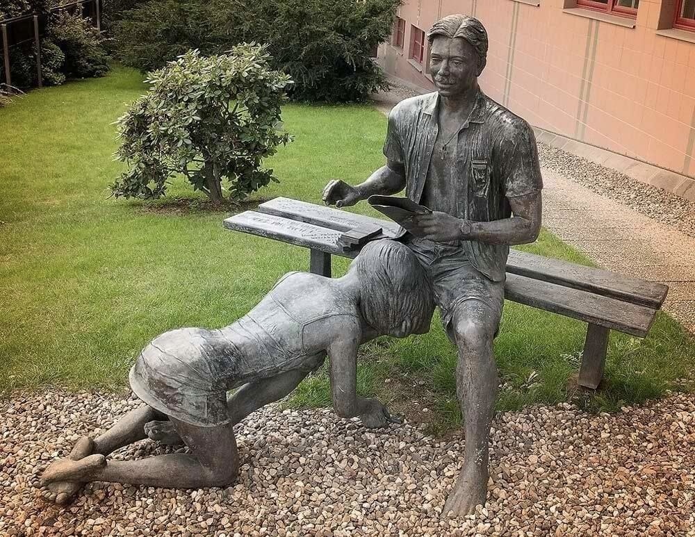 Странная поза для девушки, не правда ли?