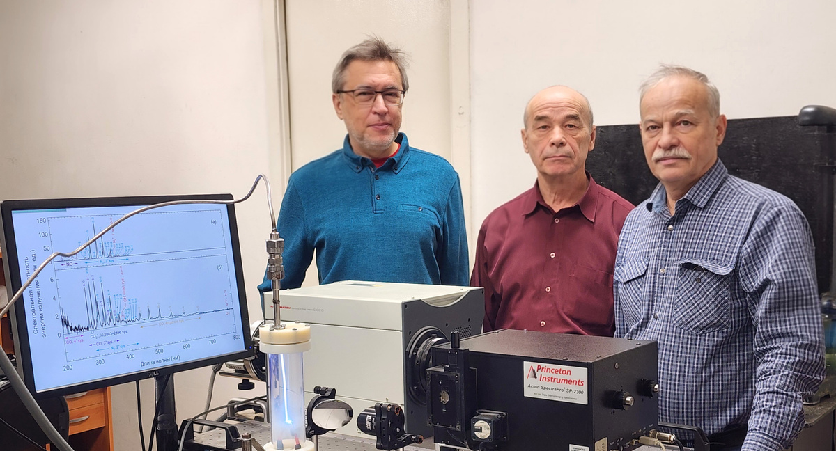 Авторы исследования в лаборатории ИСЭ СО РАН