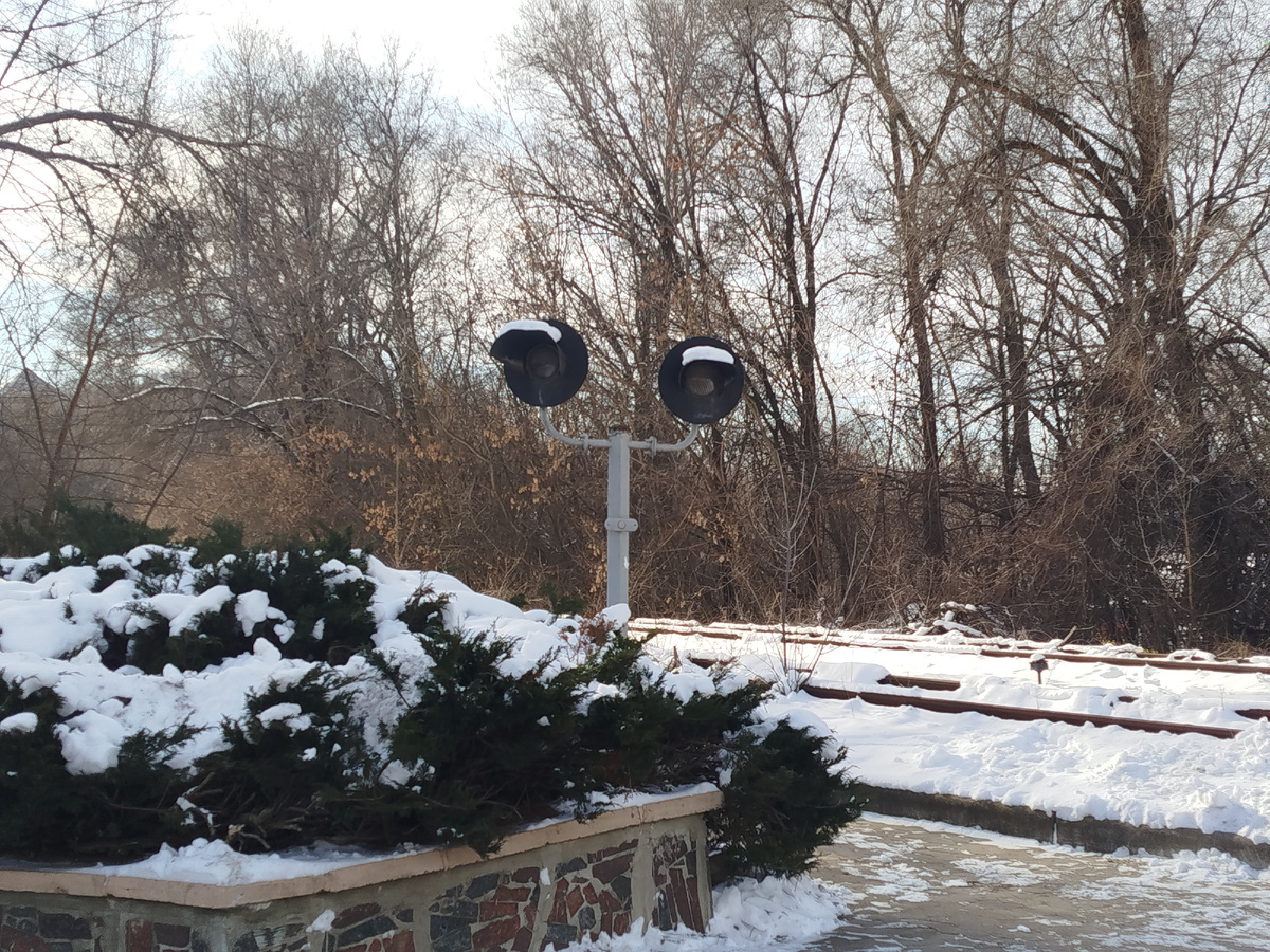 Железнодорожный светофор для грузовых поездов, которые направляются на ДМЗ.