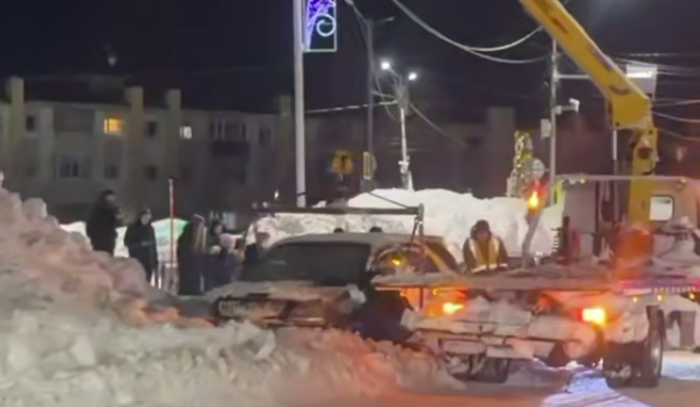 Эвакуация автомобиля / фото: телеграм-канал администрации Петропавловск-Камчатского городского округа