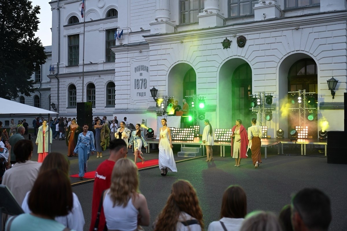 Модный показ Центра креативных индустрий ТГУ на летнем фестивале «ТГУфест. Будущее здесь»
