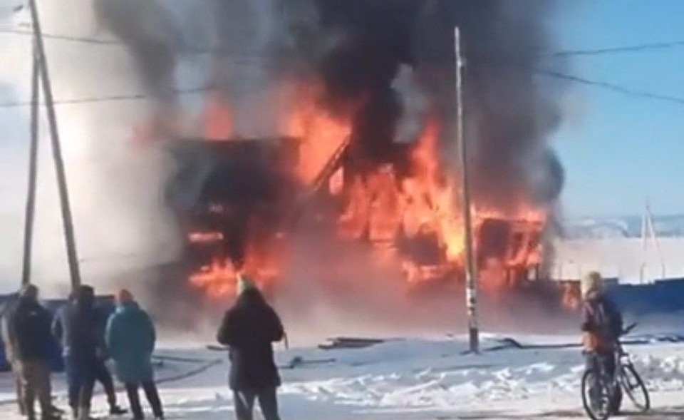    В поселке Хужир загорелась популярная турбаза из-за замыкания электропроводки. Фото: Виктор Серебренников