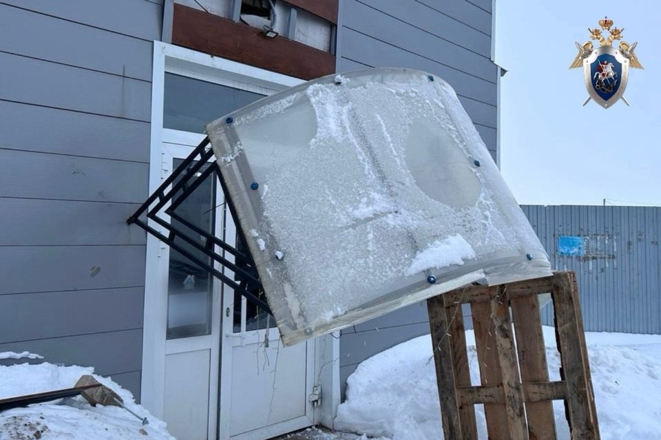    По данным следствия, с кровли торгового здания произошел массовый сход снега СУ СК РФ по Оренбургской области