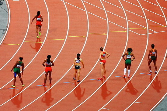     Странное правило: почему на стадионах и лыжных трассах всегда бегут против часовой стрелки