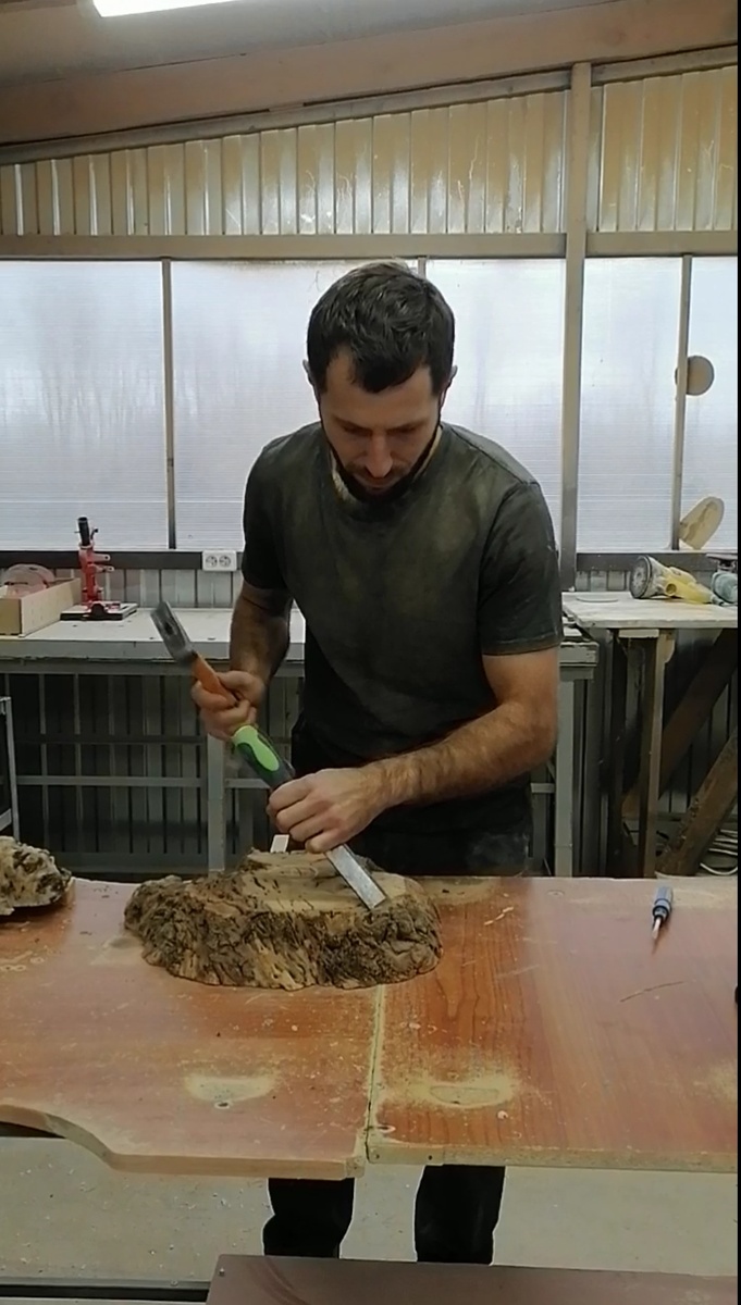 Начало работы(снятие коры стамеской)