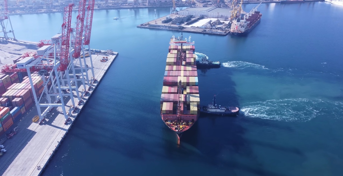 В зависимости от типа назначения и дедвейта судна, на проведение швартовных операций требуется от 2 до 4 буксиров