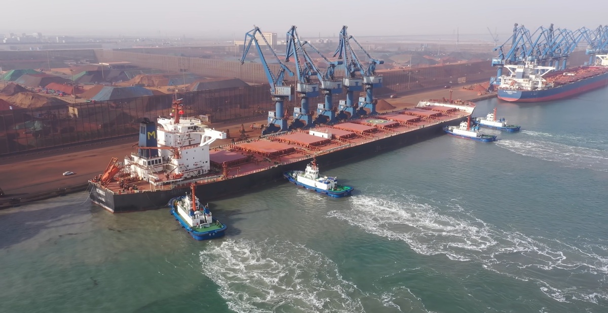 В зависимости от типа назначения и дедвейта судна, на проведение швартовных операций требуется от 2 до 4 буксиров