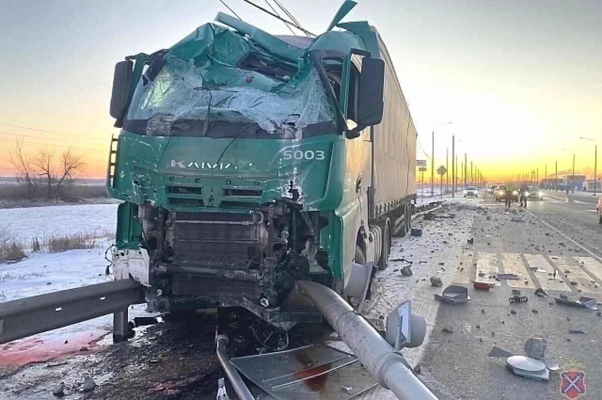    Кабину разметало: водитель КамАЗа въехал в столб на трассе под Волгоградом