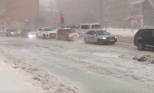    Из-за коммунальной аварии в Красноярске вода затопила дорогу