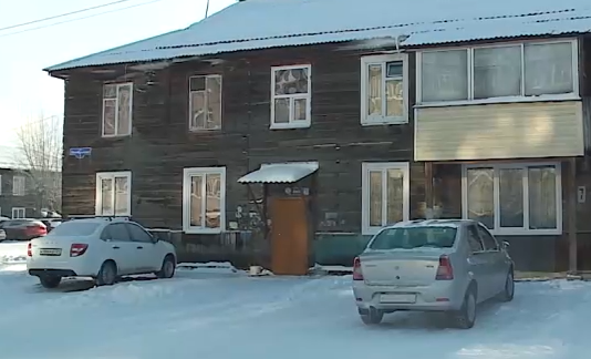     В Березовке подвал дома на улице Октябрьской топит нечистотами