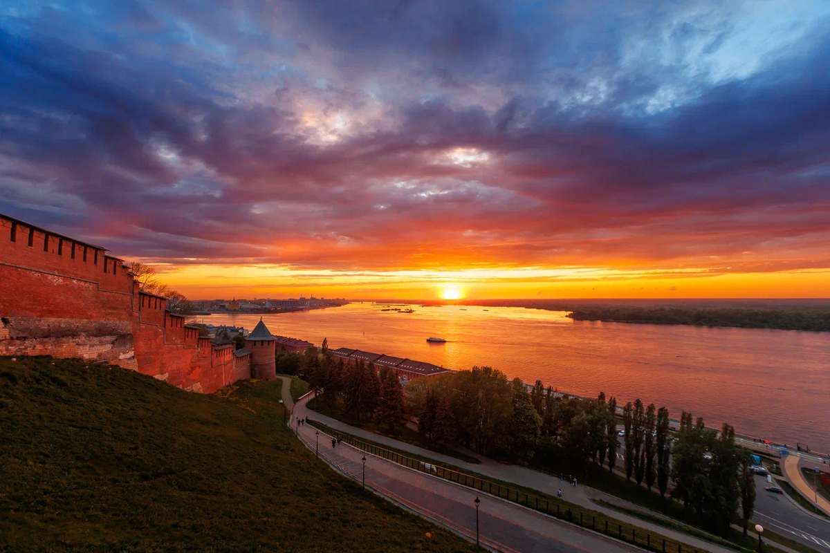 Закат над Стрелкой. Фото: Никита Духник