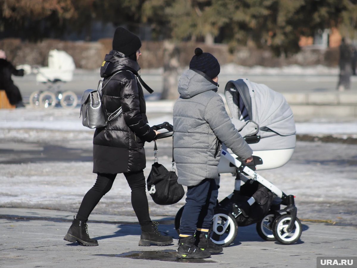     В правительстве РФ приняли решение об учете в страховом стаже всех периодов отпуска по уходу за ребенком до полутора лет без ограничения
