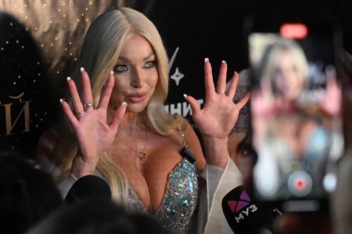    Жизнь Анастасии часто сравнивают с реалити-шоу, где талант, красота, одержимость переплетаются с эпатажем и скандалами.