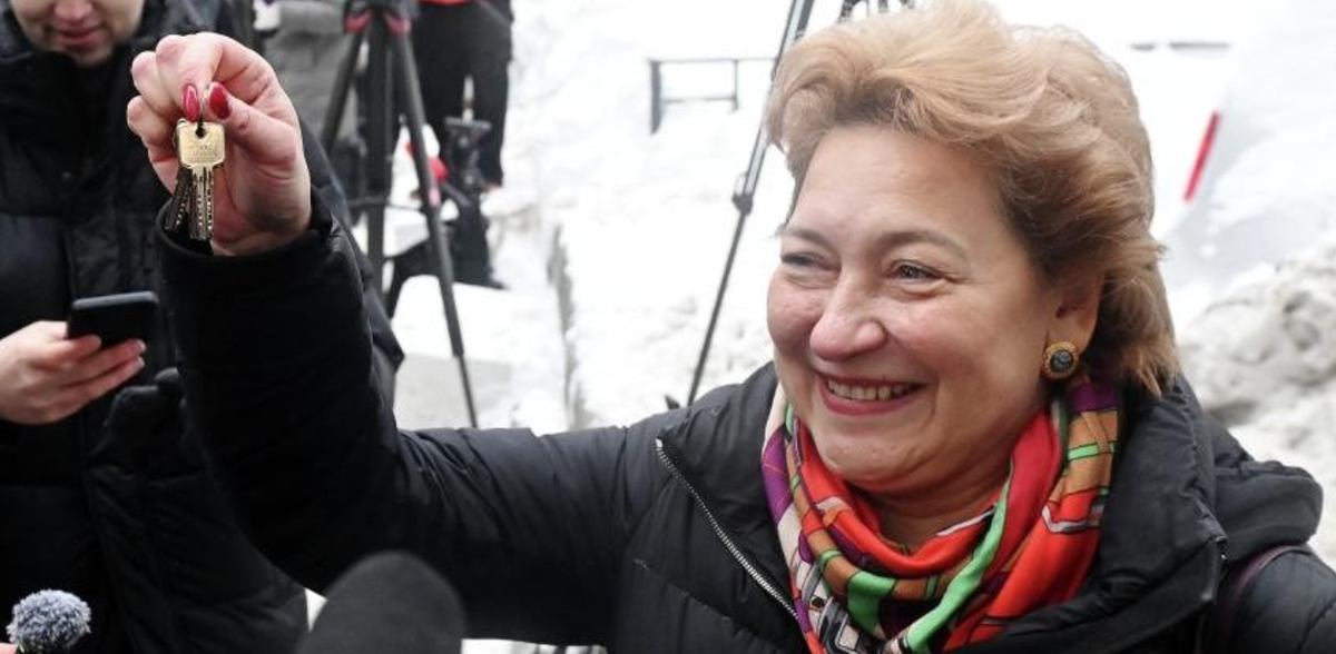 Счастливый адвокат Полины Лурье Светлана Свириденко с ключами