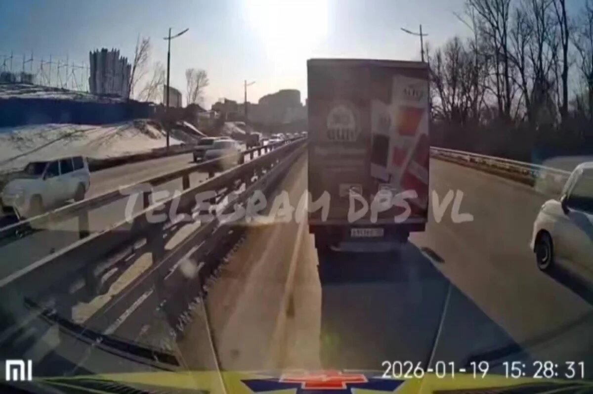    Во Владивостоке грузовик подрезал скорую с пациенткой, причинив ей боль