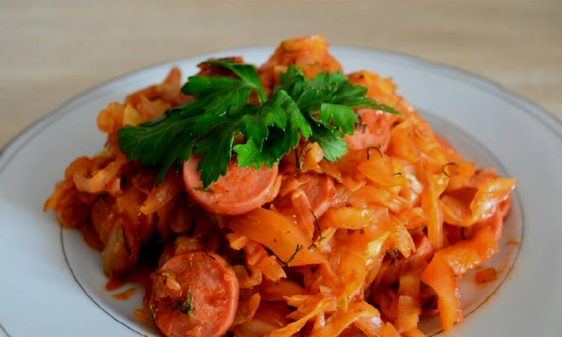 Капуста тушеная с сосисками