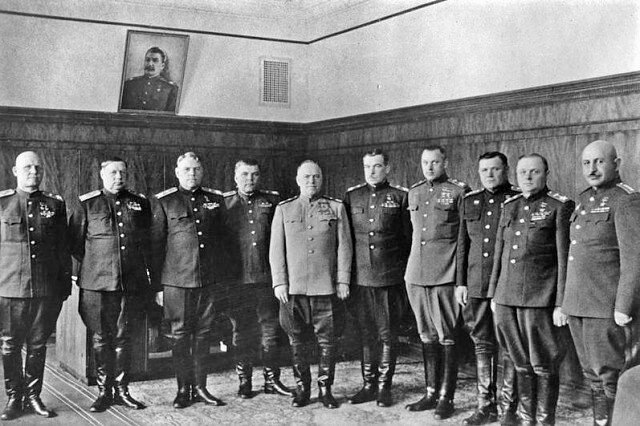 Почему Жуков принимал Парад Победы, а через год оказался в опале