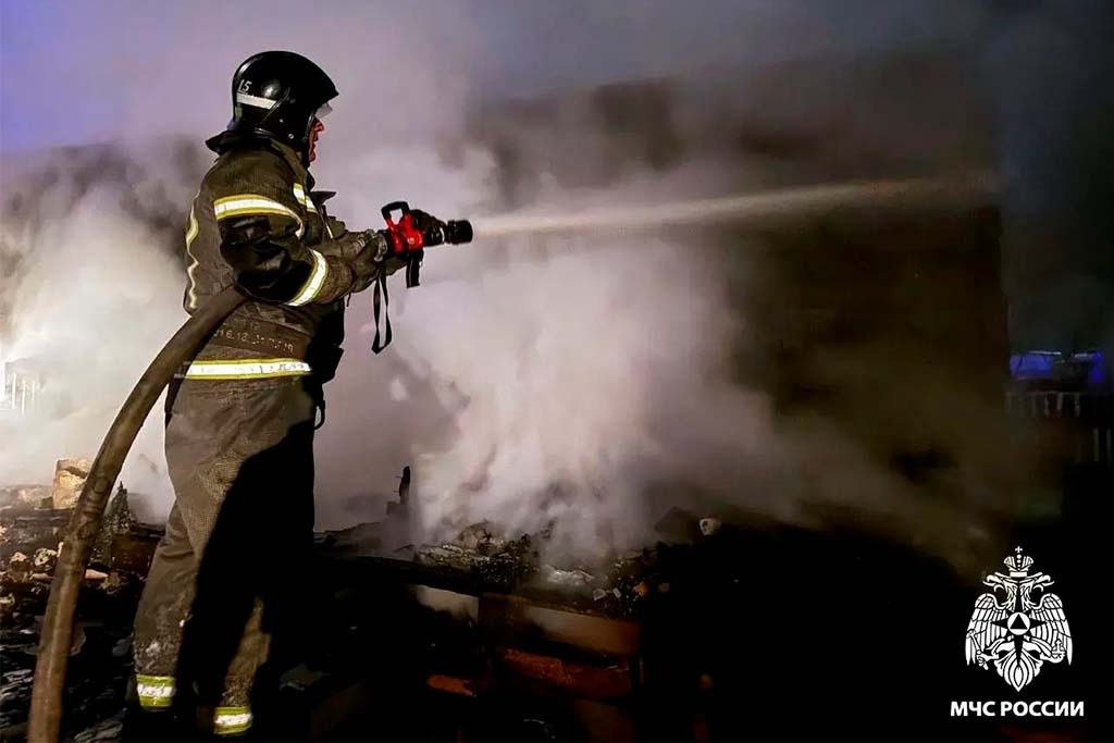    Пожар случился сегодня в пятом часу утра. Загорелся четырехквартирный дом на улице Чапаева.