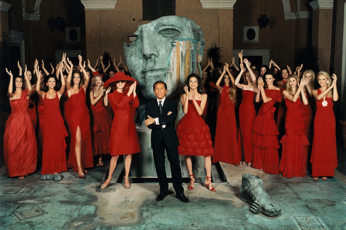 Модельер Валентино Гаравани с моделями в Риме, 1999 год ©Pascal Chevallier/Gamma-Rapho via Getty Images  📷