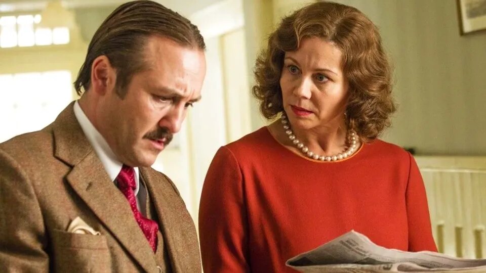 кадр из сериала "Приморский отель"