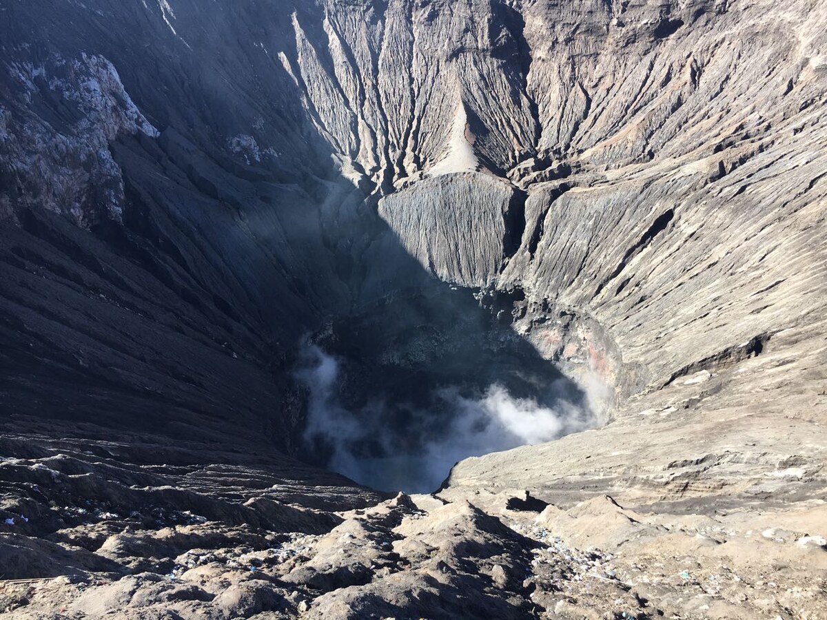 Кратер вулкана Бромо, сфотографированный на личный фотоаппарат в 2018 году на острове Ява в Индонезии. Страх находится на краю кратера полуспящего вулкана был просто невероятный