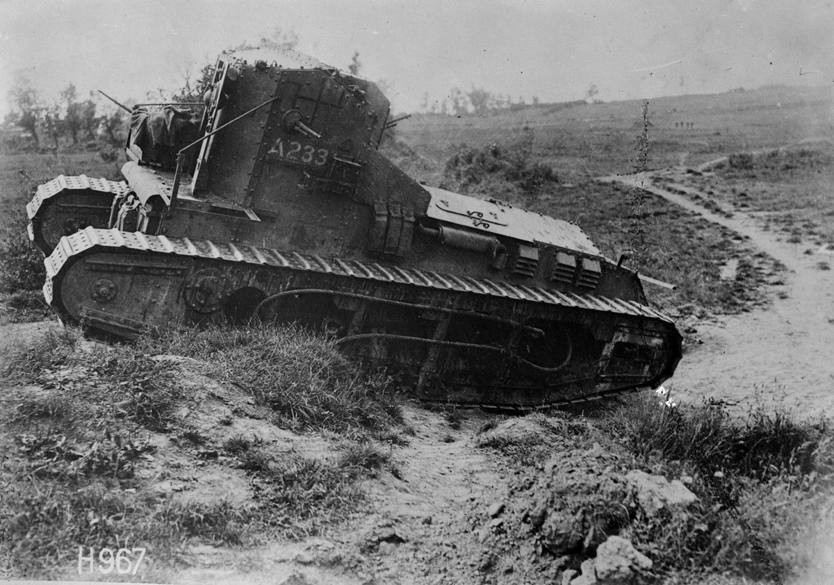 В августе 1918 года состоялась первая в история атака маневренных танков. Она задала английскому танкостроению импулсь для развития, который наблюдался в 20-е годы.