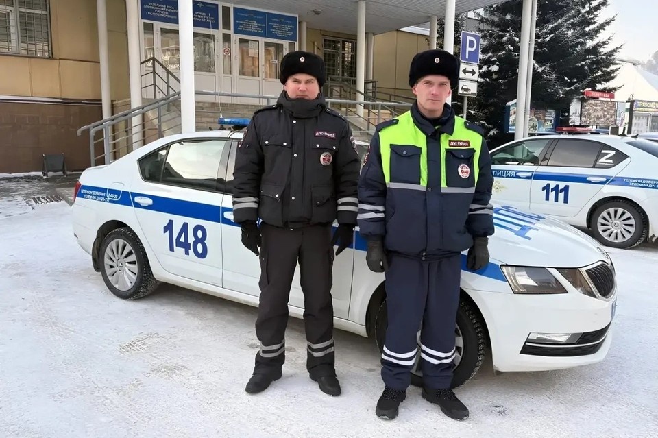    Иван Казанцев и Иван Спицын помогли многодетной семье. Фото: Госавтоинспекция РА